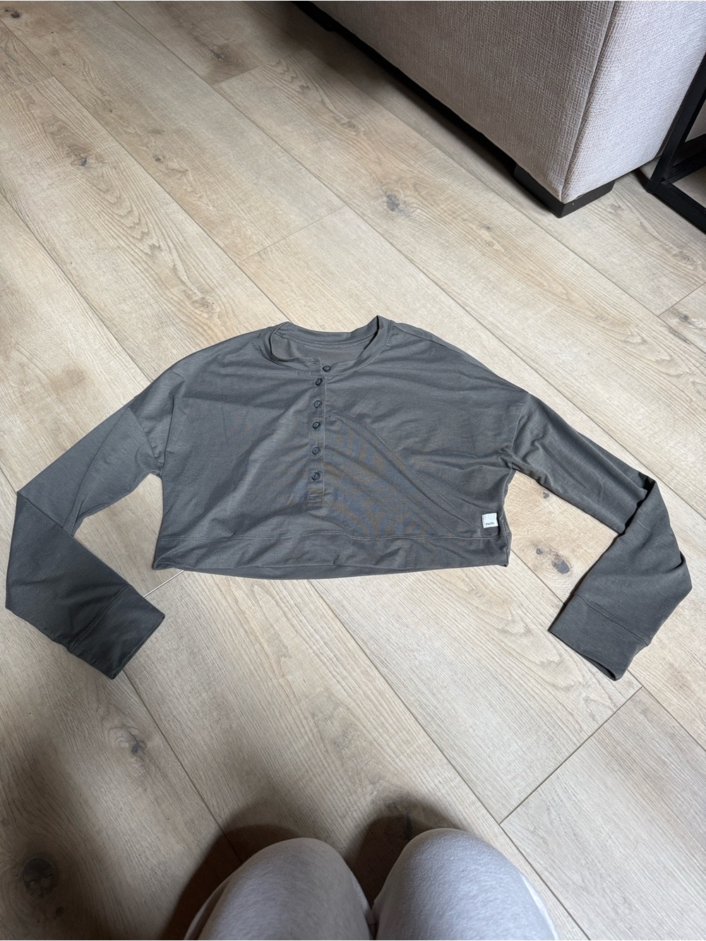 Vuori Cropped Long-Sleeve Henley - Charcoal